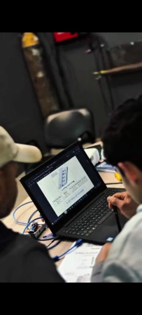 Stagiaires de Step to Job étudiant un plan de soudure pendant leur formation à Zaghouan