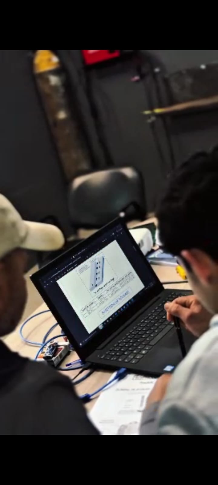 Stagiaires de Step to Job étudiant un plan de soudure pendant leur formation à Zaghouan